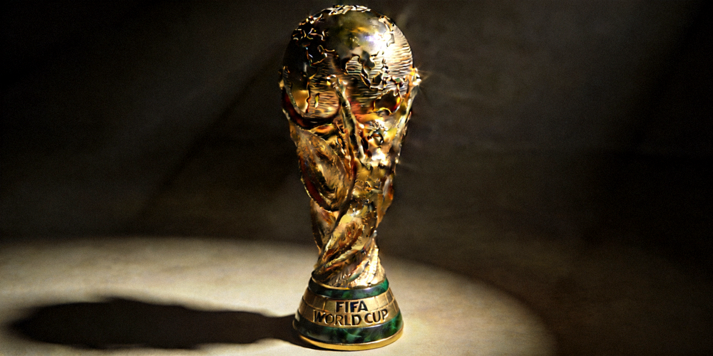 FIFA世界杯冠军奖杯大力神杯在聚光灯下的特写照片
